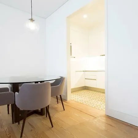 Queen's In Downtown Apartment