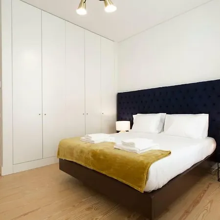 Queen's In Downtown Apartment *